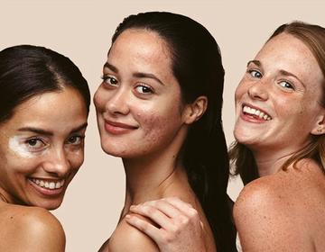 Tres mujeres cuya piel está tratada con Aveeno