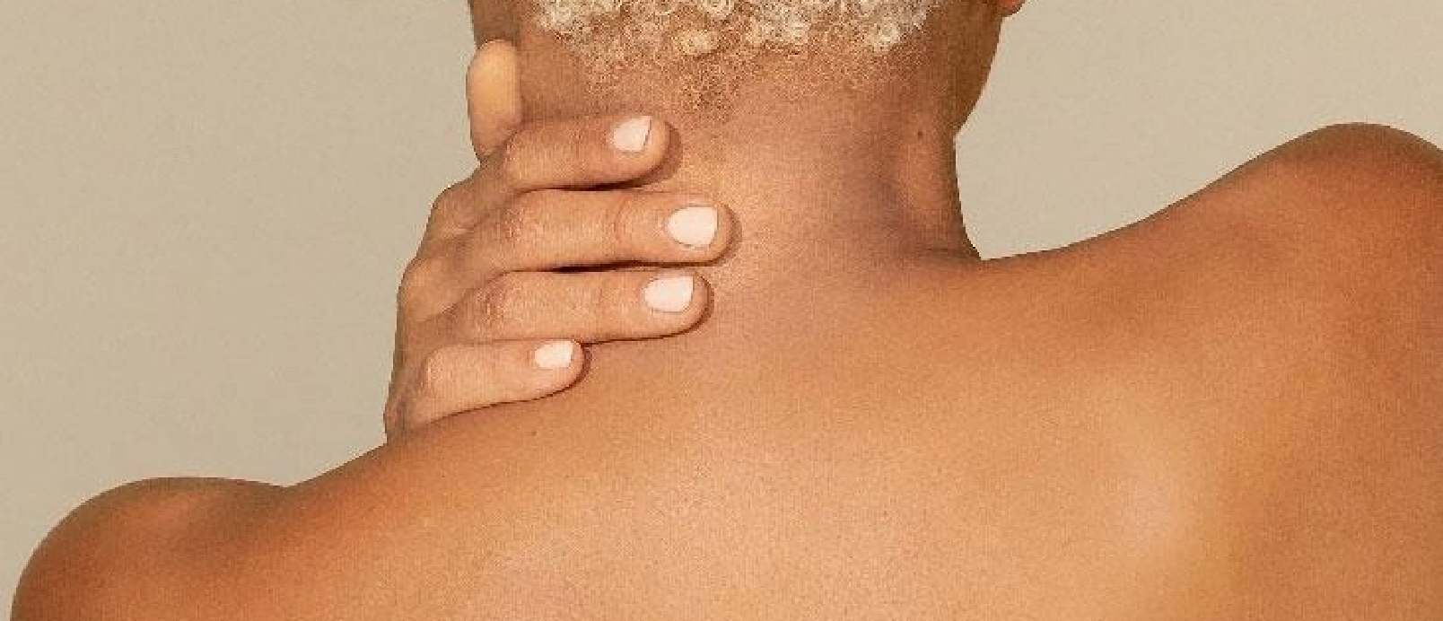 Tono y textura de la piel del cuello y el hombro de una mujer